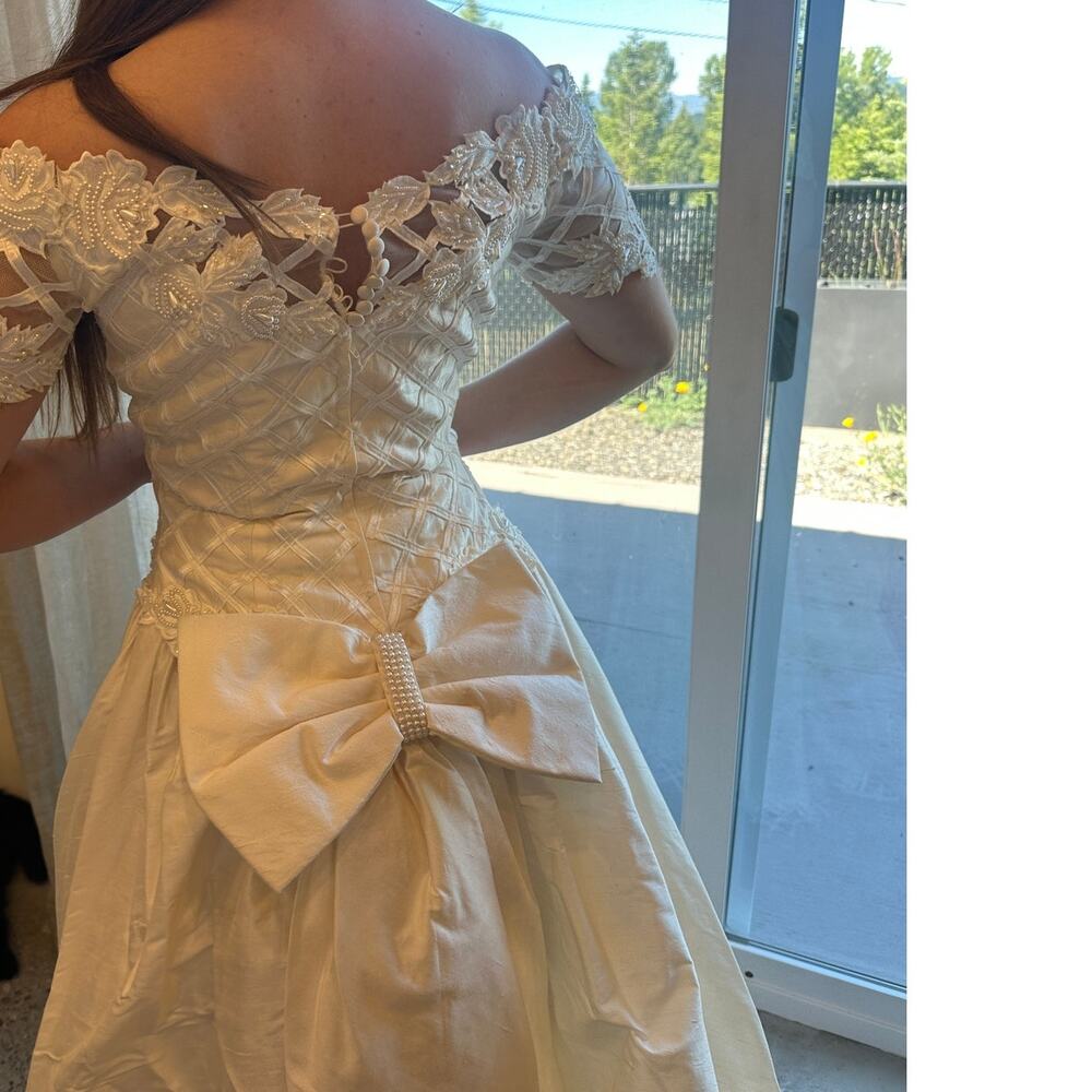 Gloria Vanderbilt 80s Beaded Lace Wedding Gown Off Shoulder Silk Bridal Dress 8 - Picture 5 of 6